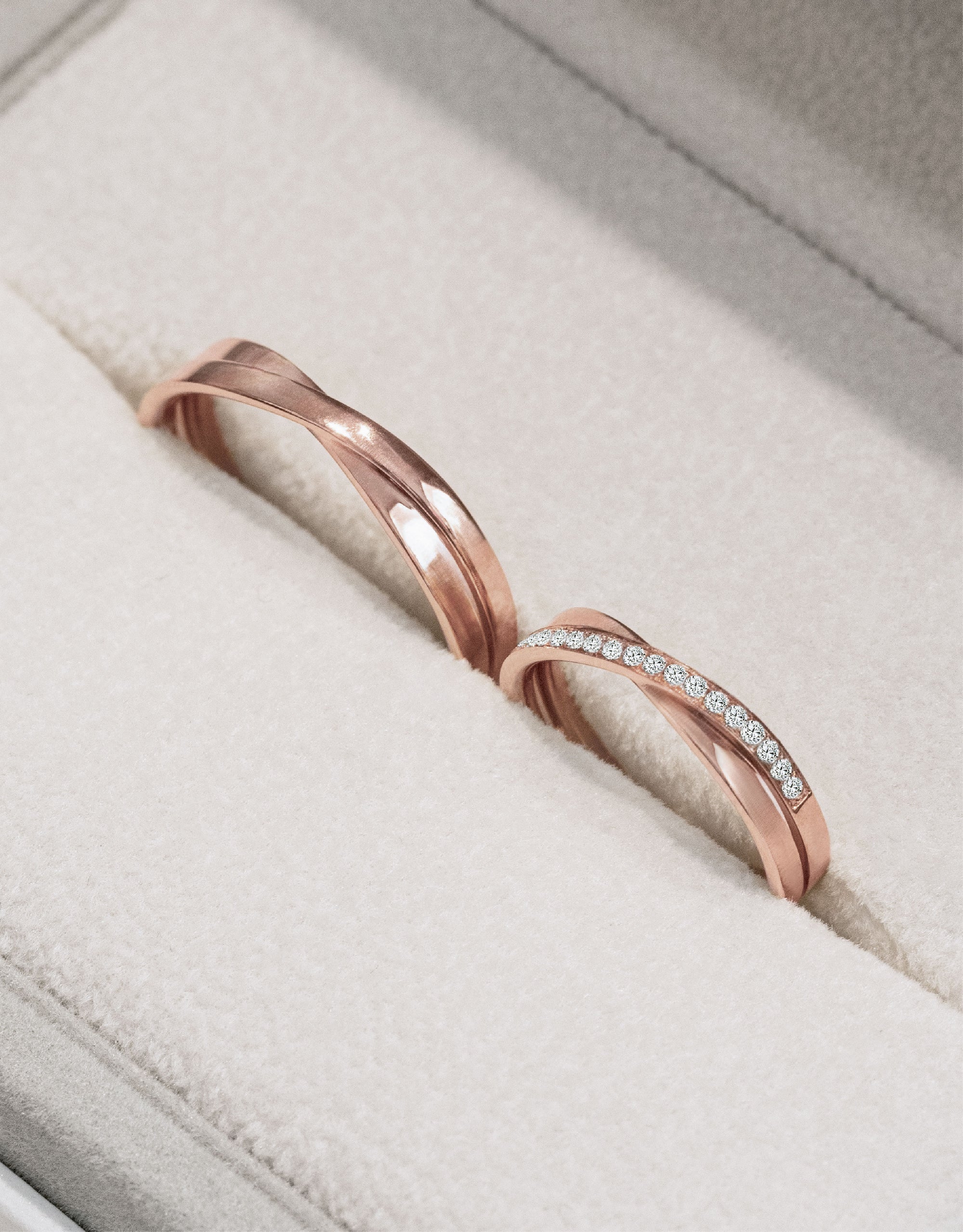 LVC Desirio Cross Wedding Band with Glossy Finish