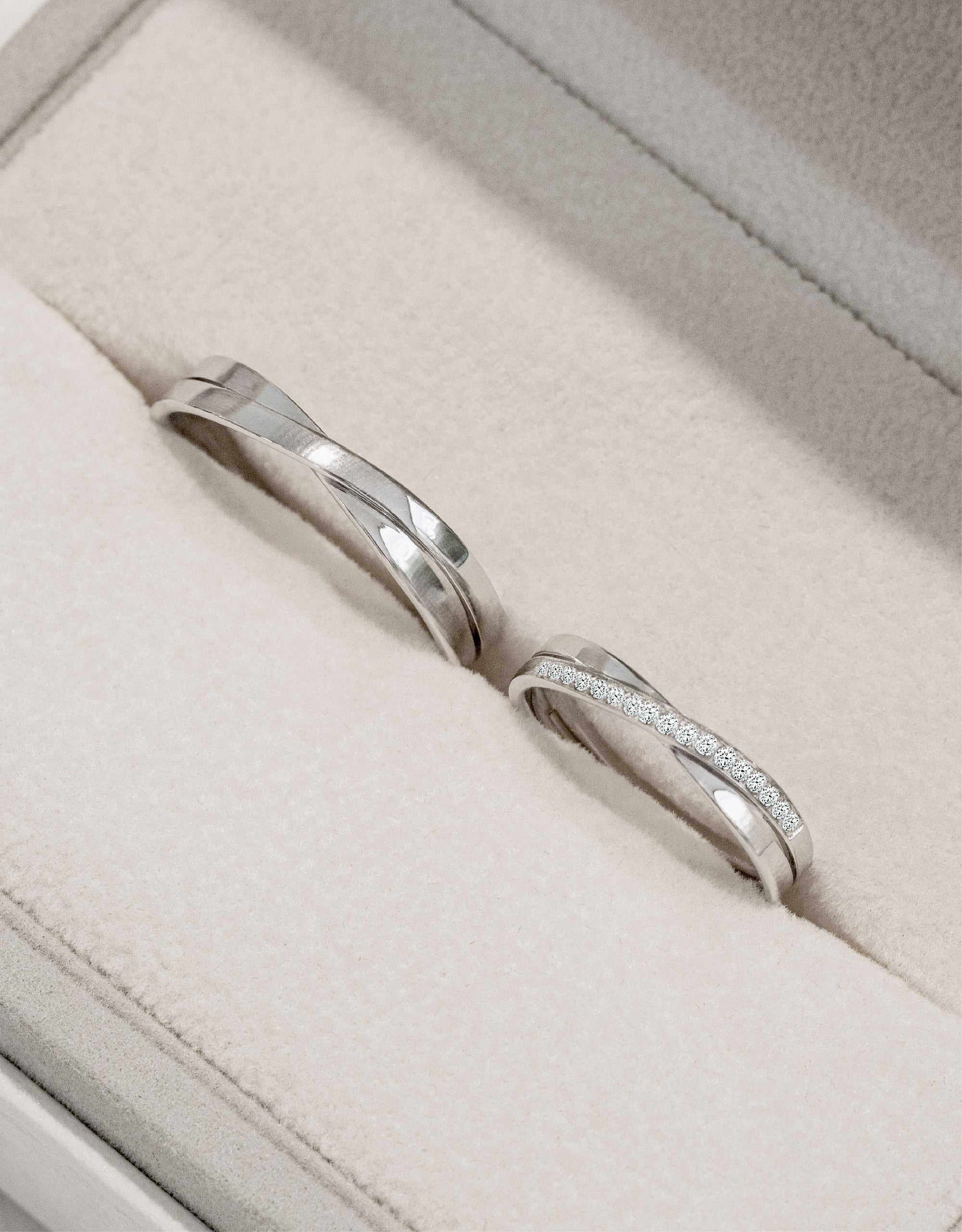LVC Desirio Cross Wedding Band with Diamonds