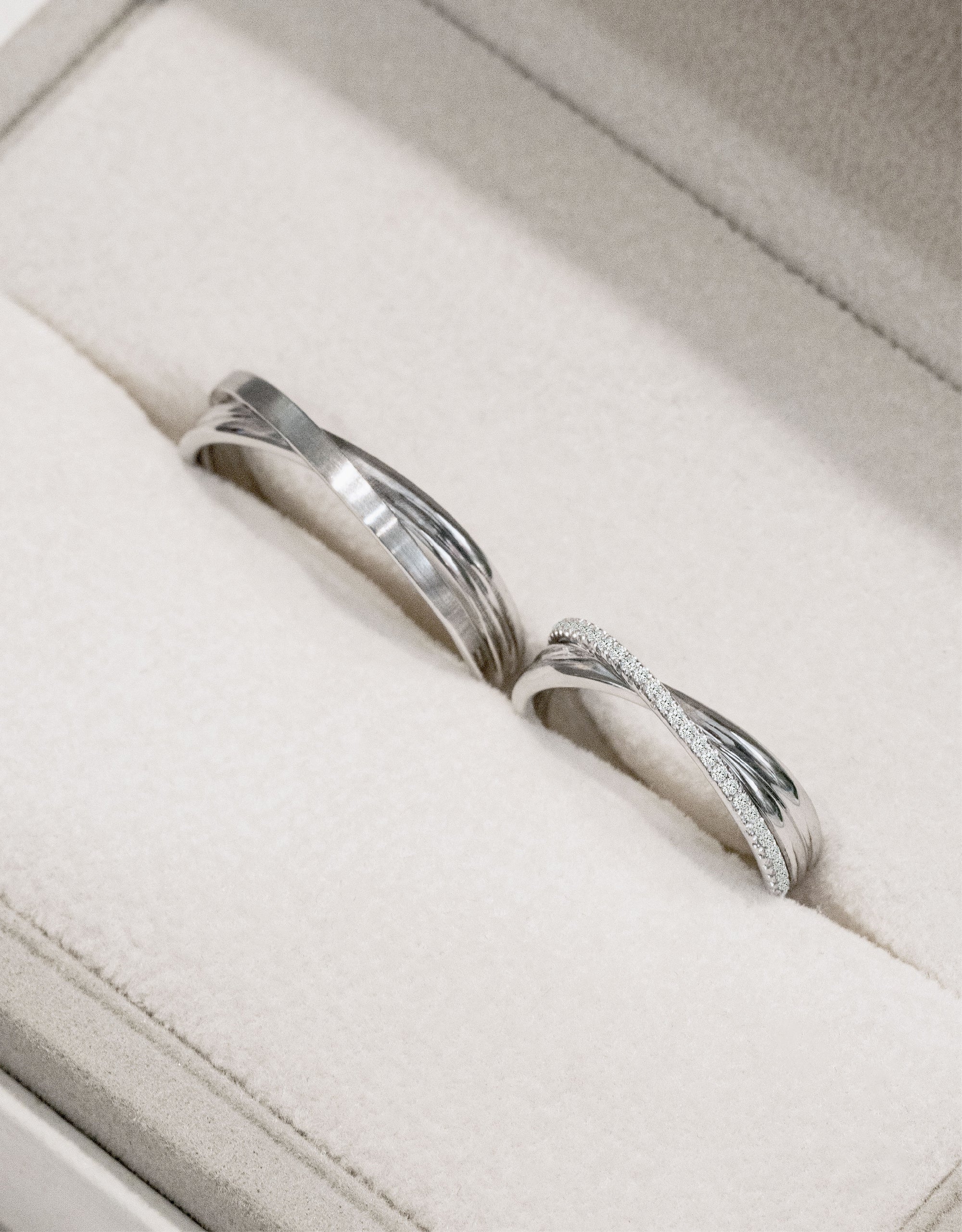 LVC Desirio Cross Wedding Band in White Gold with Matte Finish