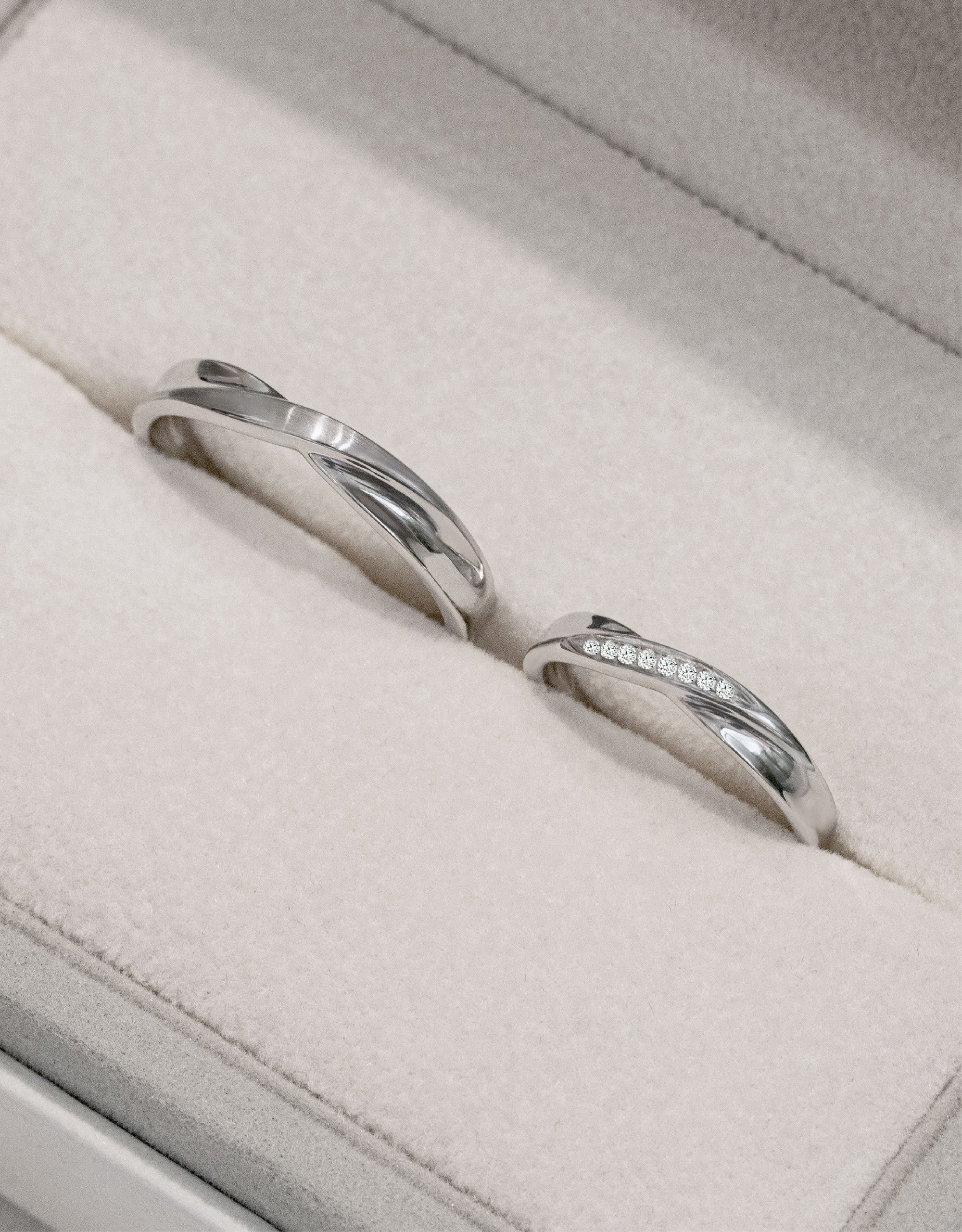 LVC Desirio Infinity Wedding Band with a Band of Diamonds