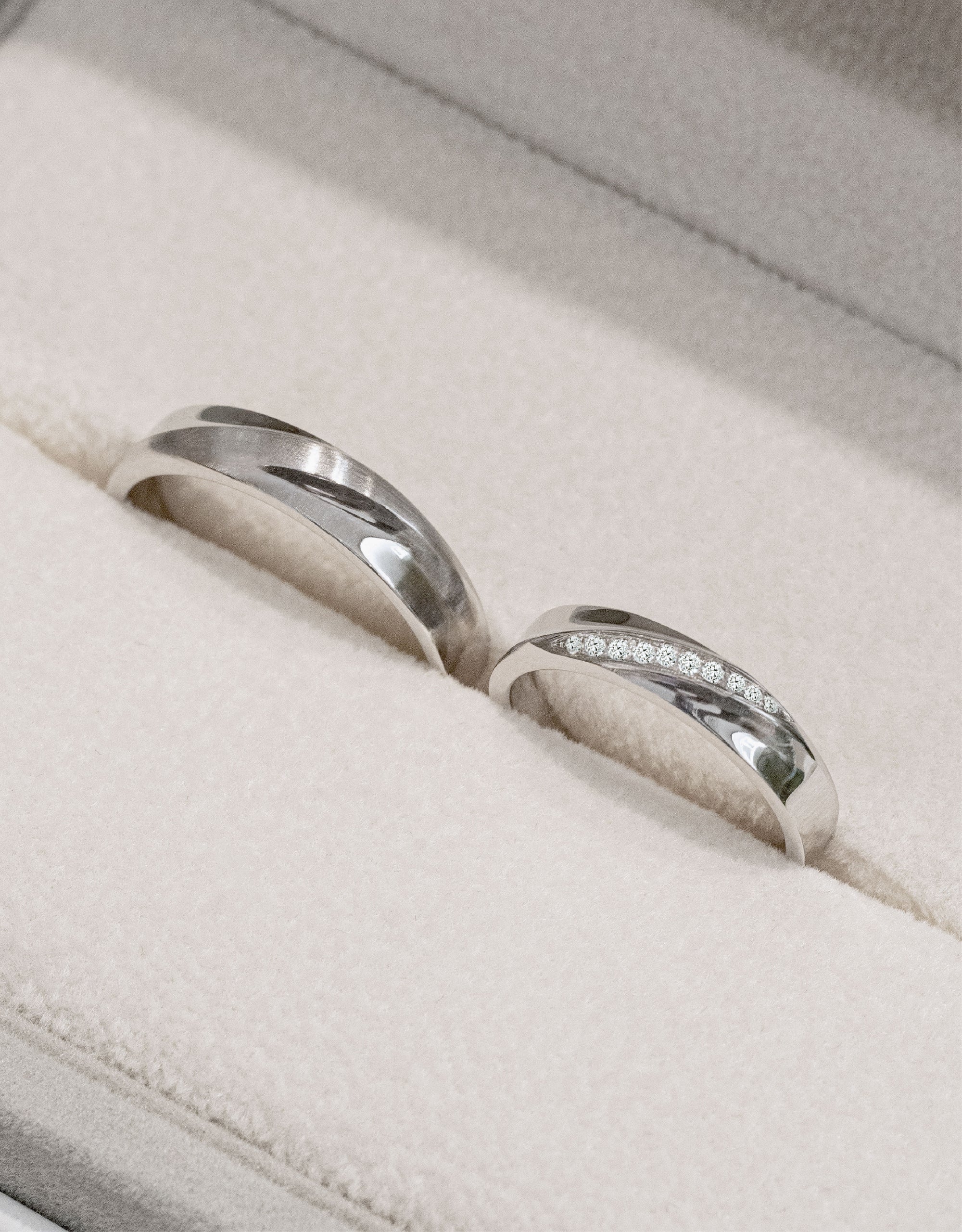 LVC Desirio Sparkling Twist Wedding Band in White Gold with Brilliant Diamonds