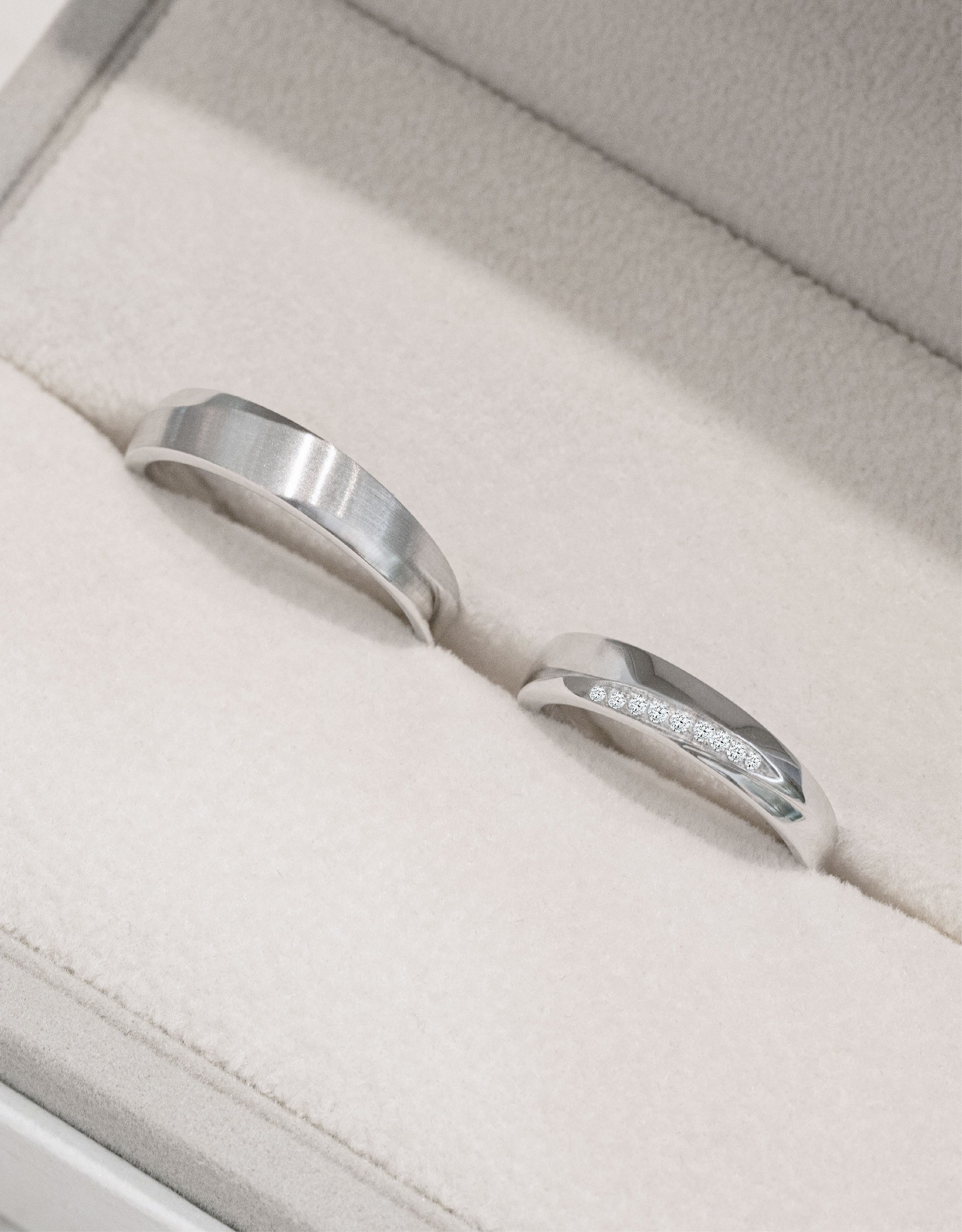 LVC Purete Trust Wedding Band with Diamonds Inlay in Platinum