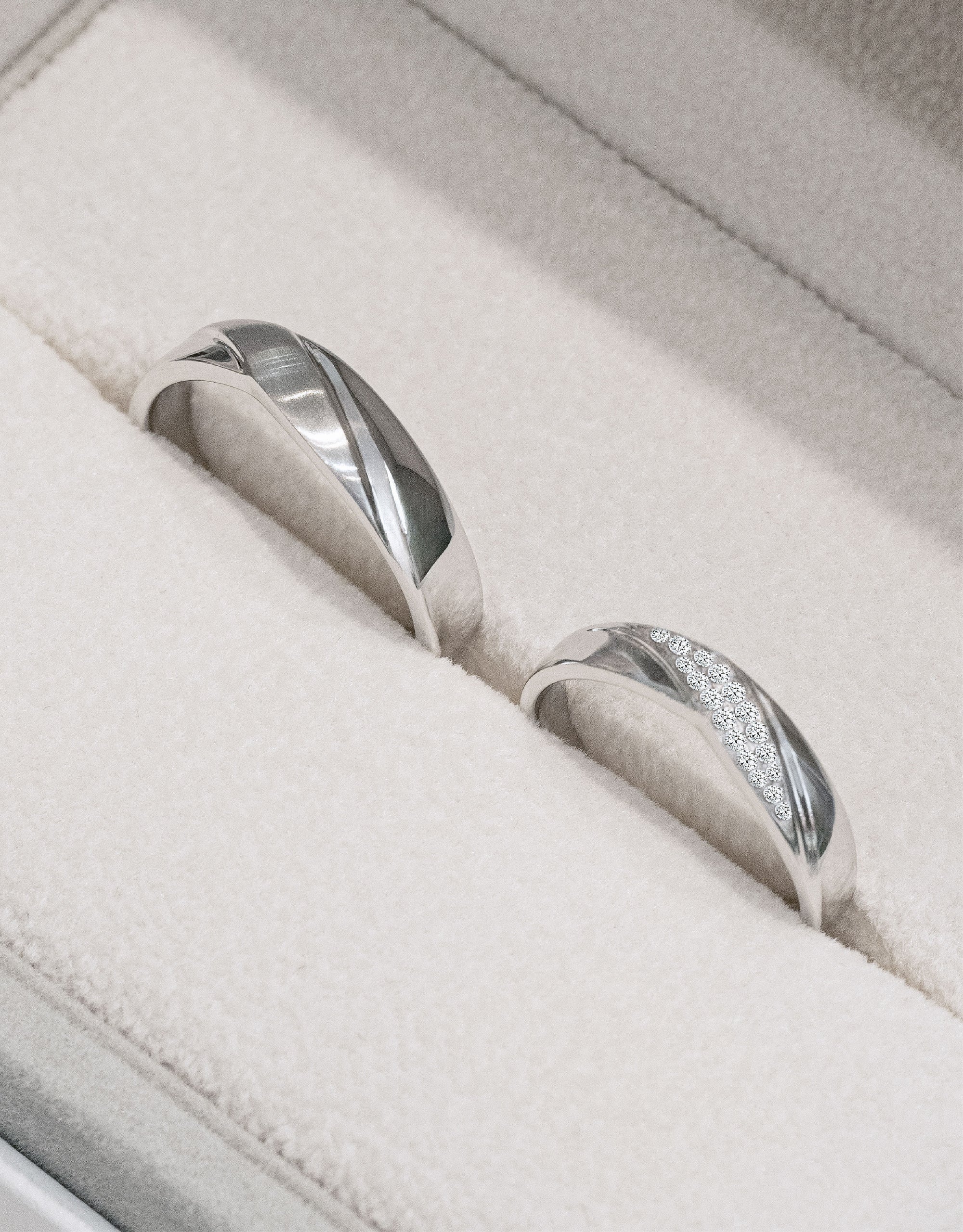 LVC Purete Classic Wedding Band with Layered Matte Finish in Platinum