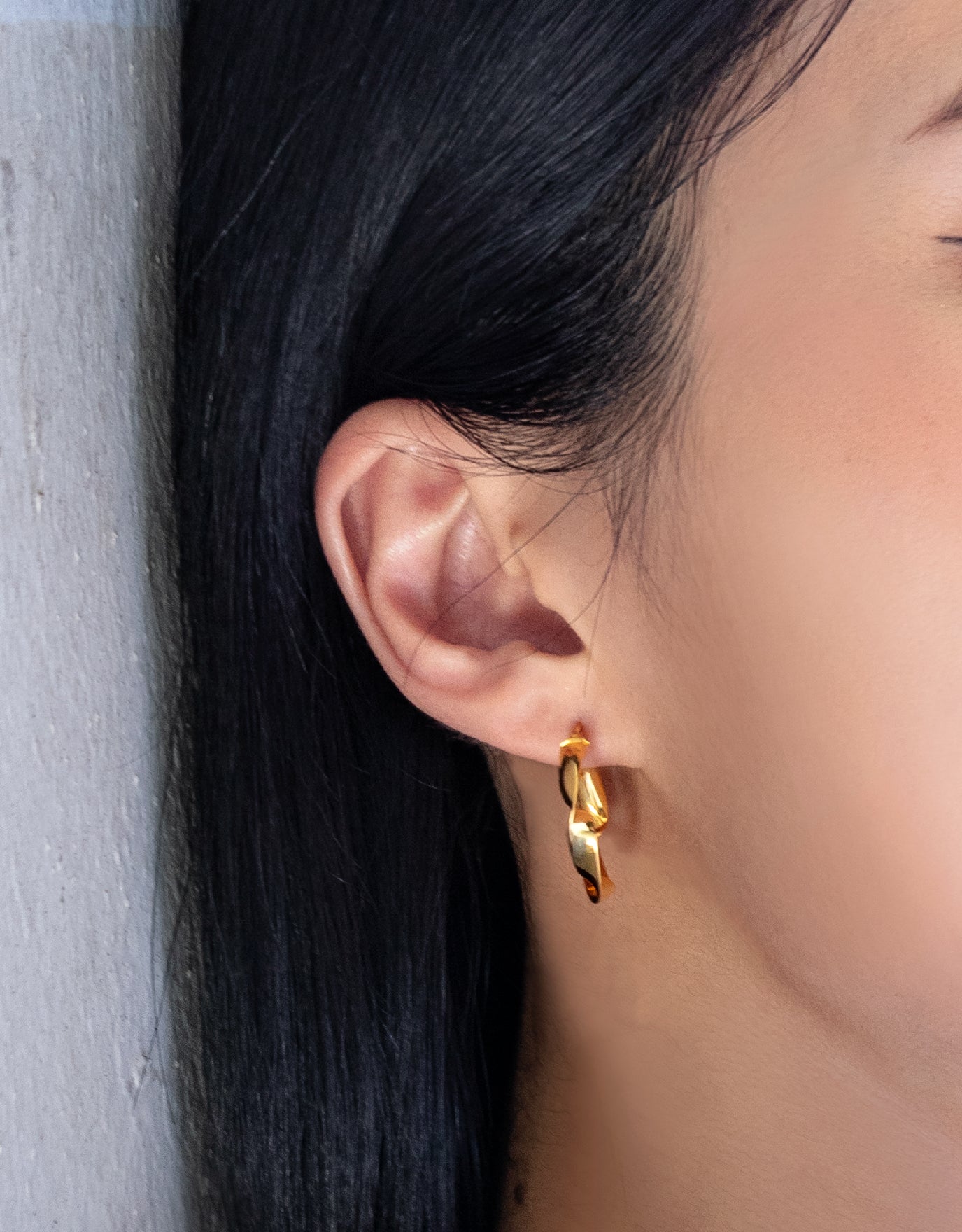 LVC MOD22 Curled Sash Gold Hoop Earrings