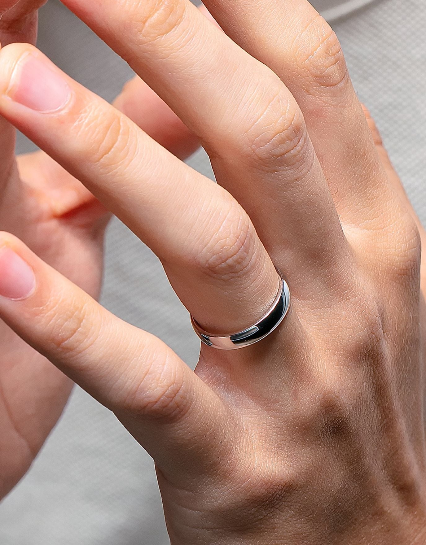 LVC Classique wedding band with a glossy finish