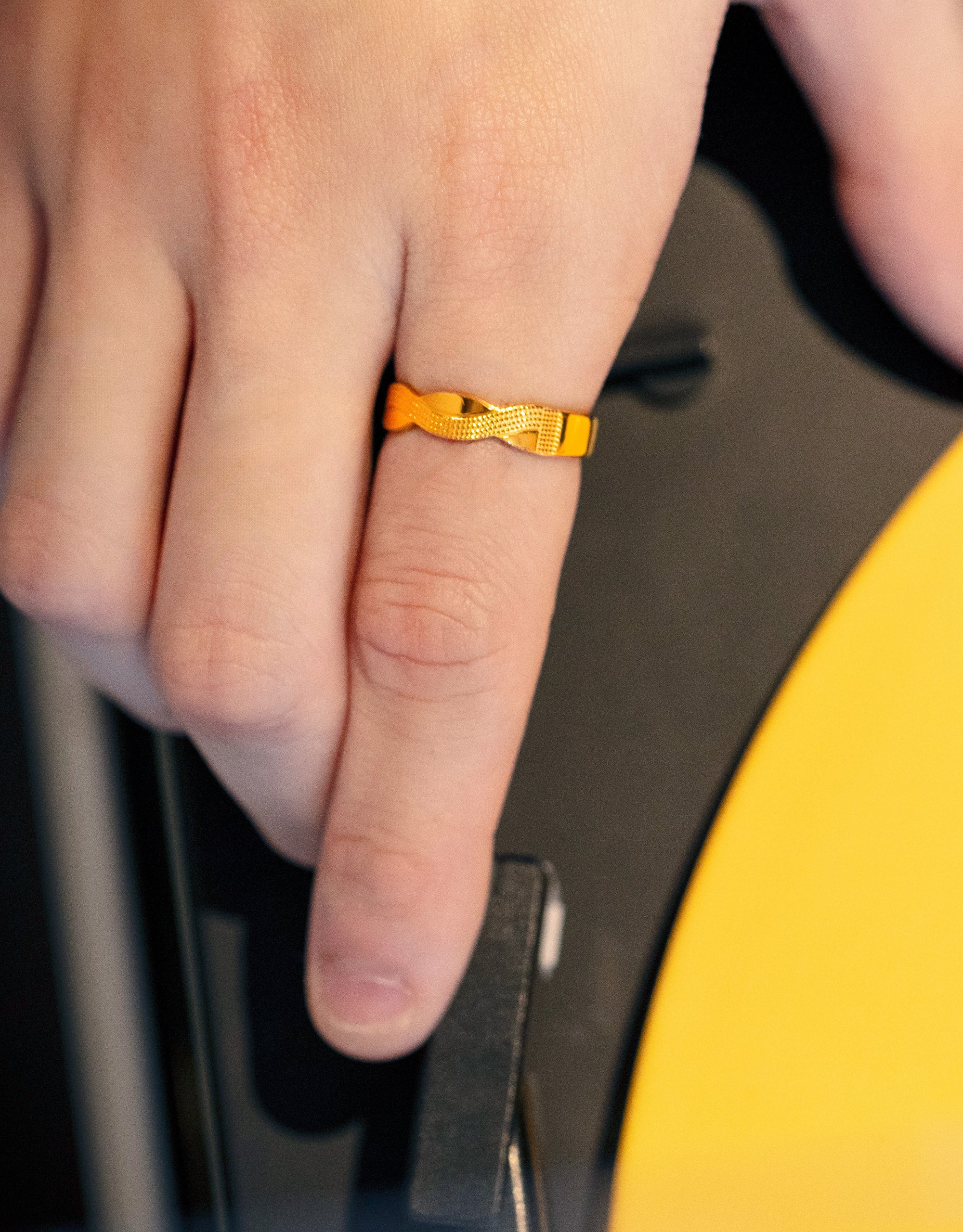 LVC 9IN Wavea 999 Gold Ring