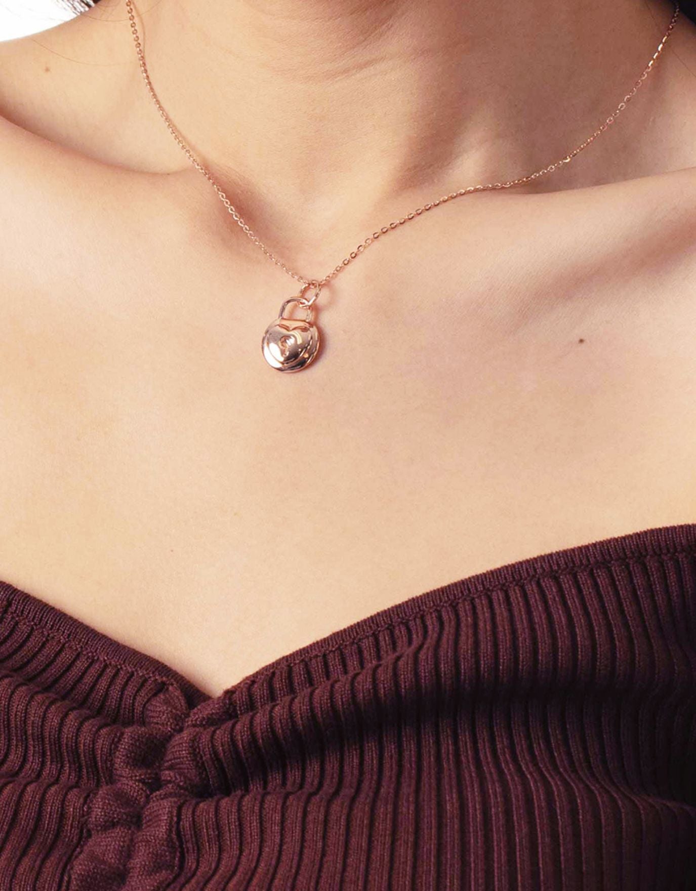 LVC 9TwentyFive Round Lock Pendant