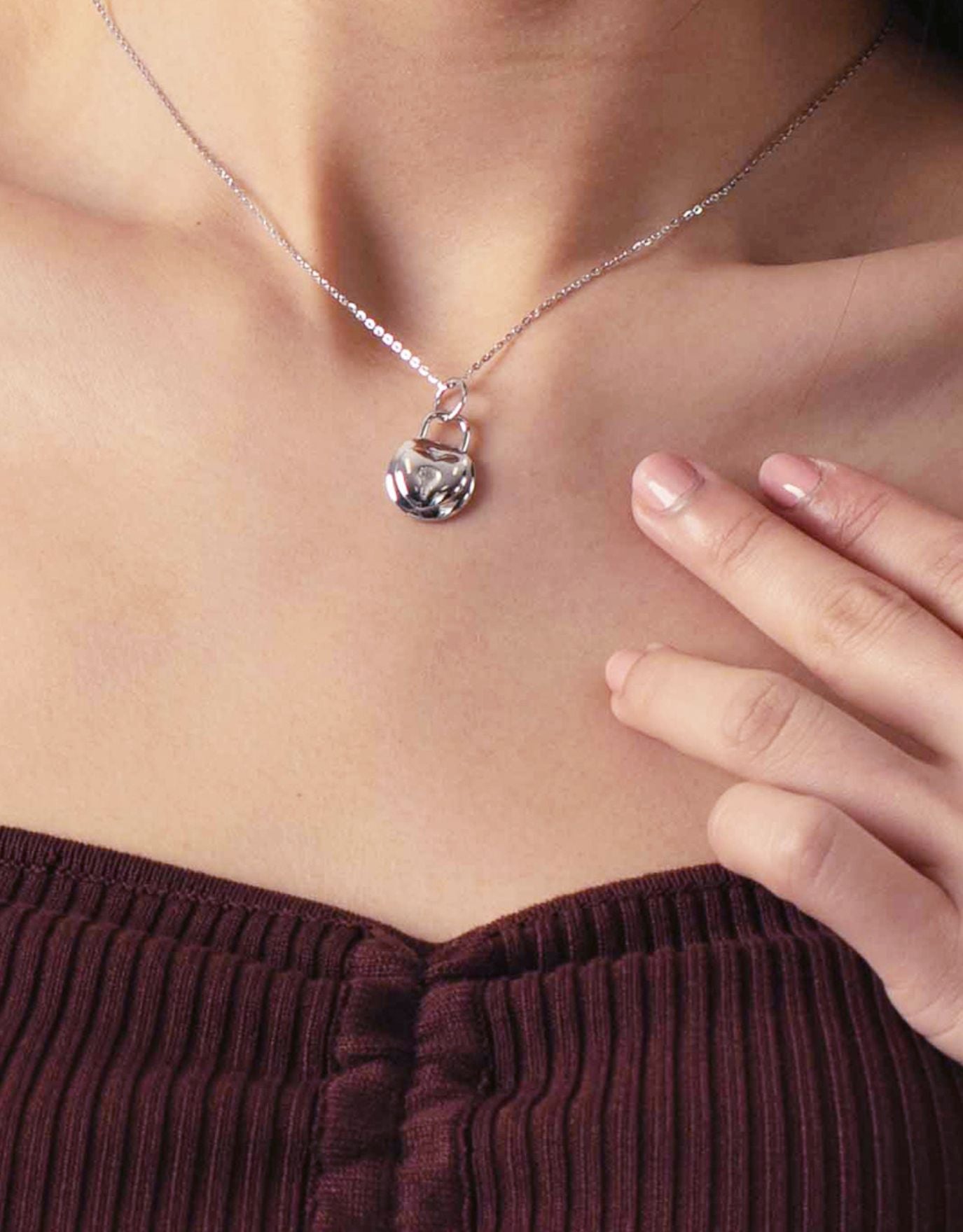 LVC 9TwentyFive Round Lock Pendant